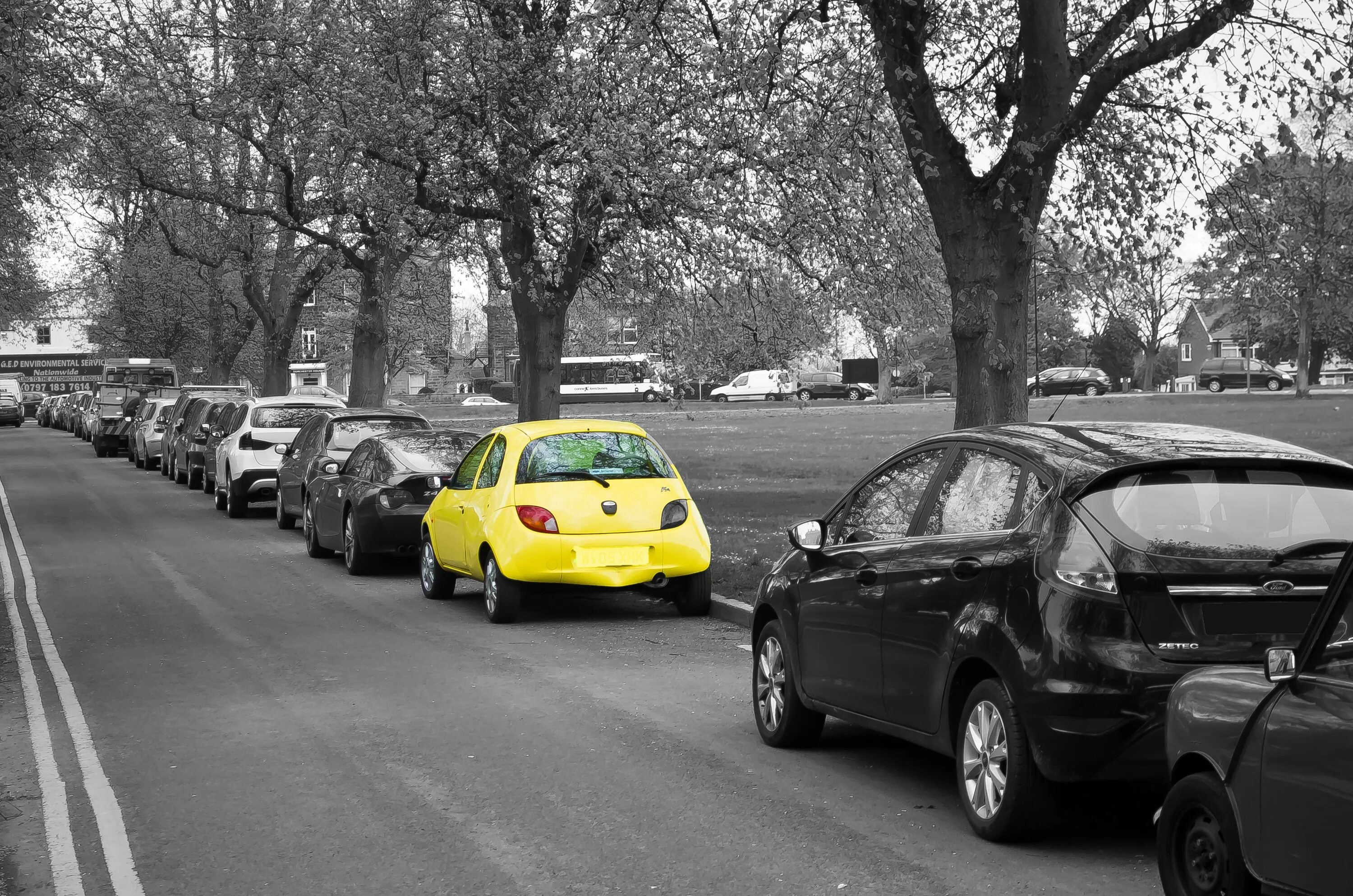 Улица с припаркованными автомобилями. Машина на улице. Vfibuf YF EKWBT. Желтая машина на улице.