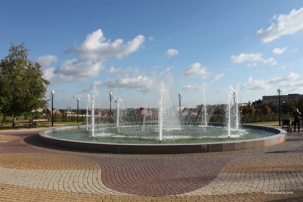 Город строитель белгородская. Парк роз в Строителе Белгородской области. Парк роз Белгород Строитель. Строитель Яковлевский район парк роз. Парк роз Яковлевский район.