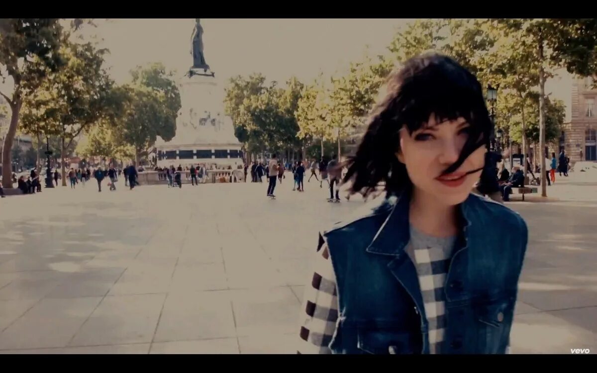 Клипы run. Carly rae jepsen run away with me. carly rae jepsen stay away. carly rae jepsen with tom hanks. carly rae jepsen &quot;emotion, cd&quot;.