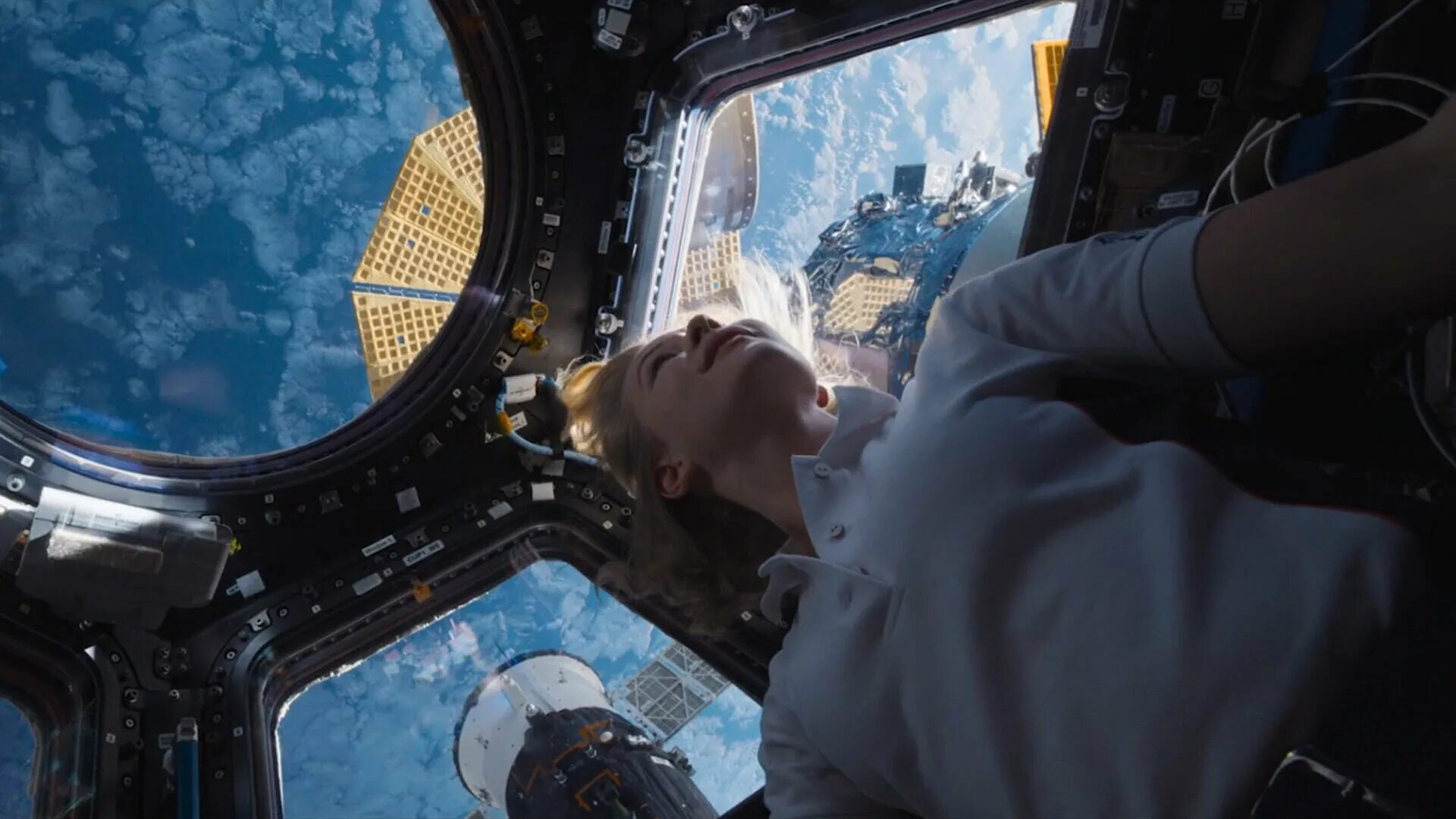 Пересильд мкс волосы. Юлия пересильд космонавтка. Вызов выход в космос пересильд. Юлия пересильд фильм в космосе. Вызов выход в космос пересильд.