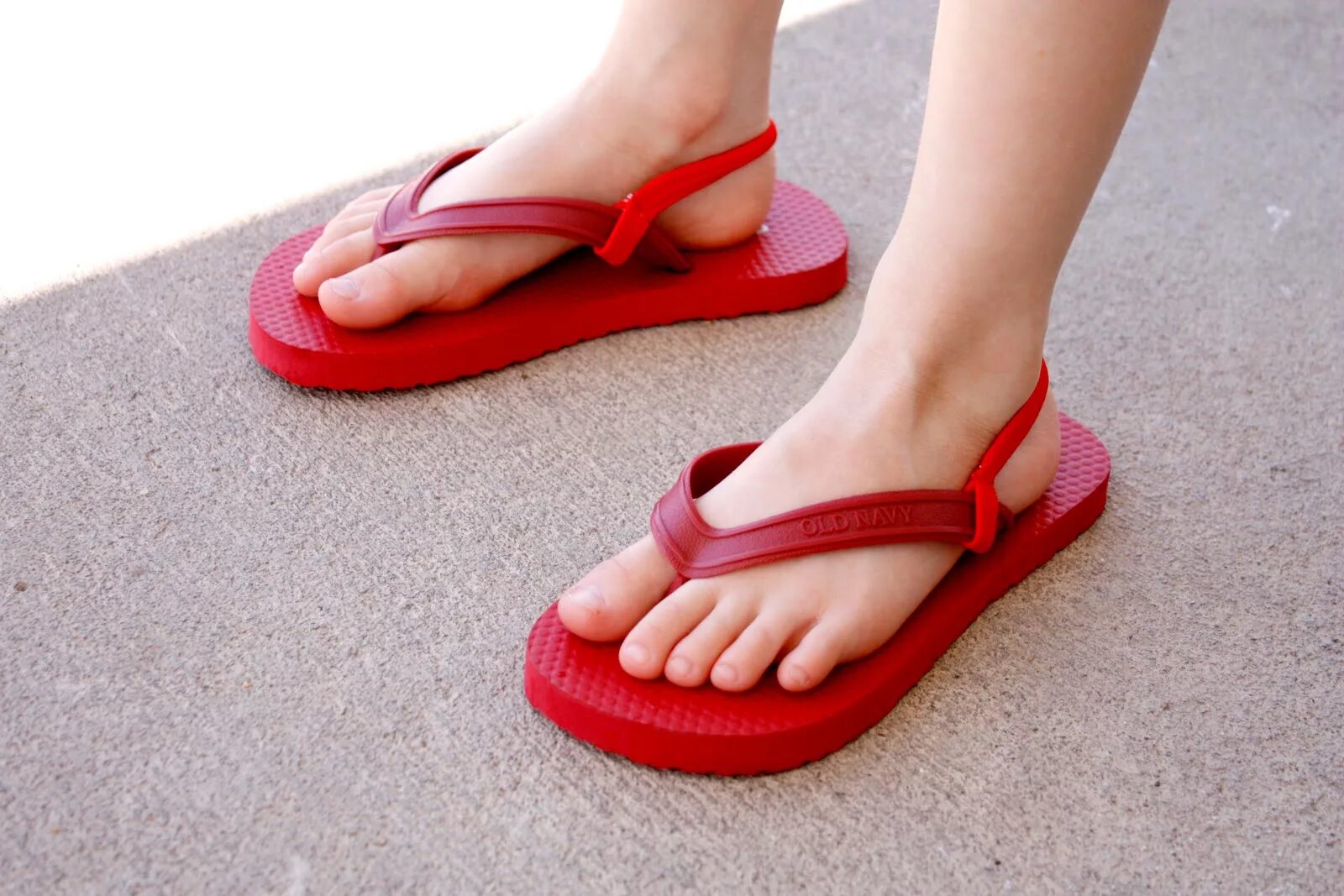 Worn sandals. Шлепанцы Flip Flop. Женские сланцы на ногах. Ноги в шлепанцах. Шлепки на ноге.