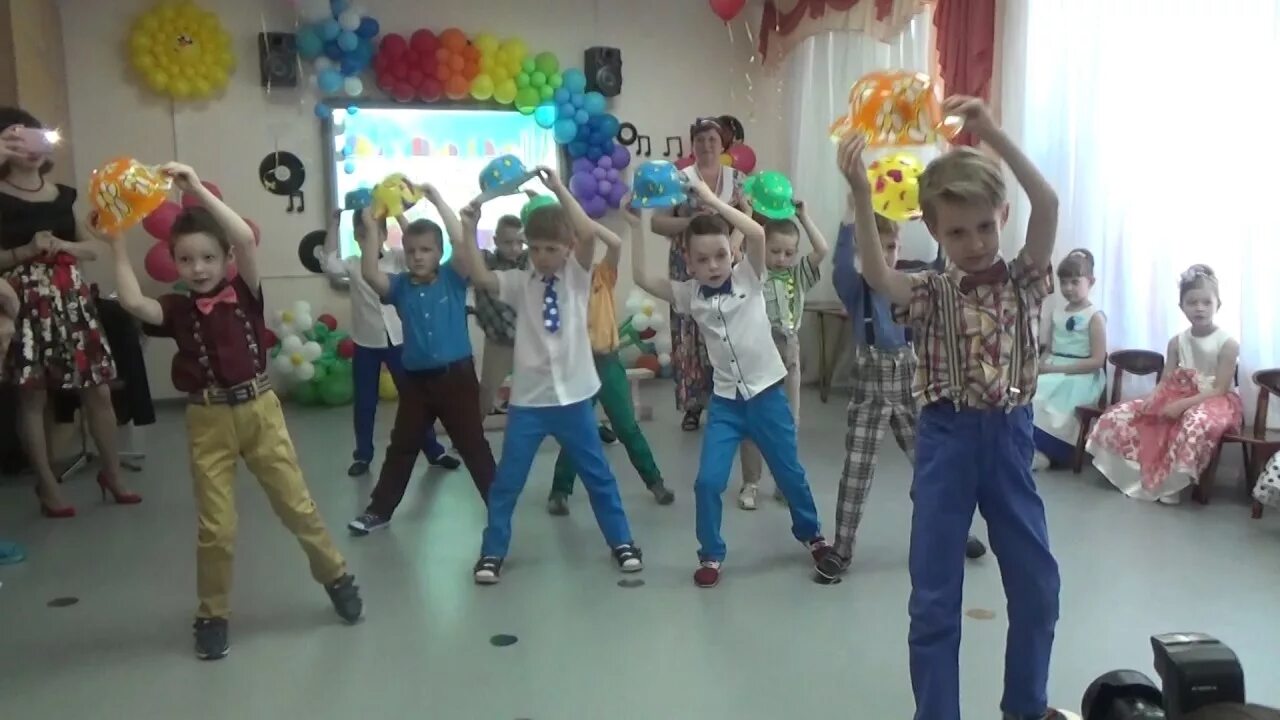 Танец мальчиков старшей группы. Танец с шляпами для мальчиков в детском саду. Танец со шляпами на выпускной в детском саду. Танец со шляпка и в детском саду. Танец мальчиков в детском саду.