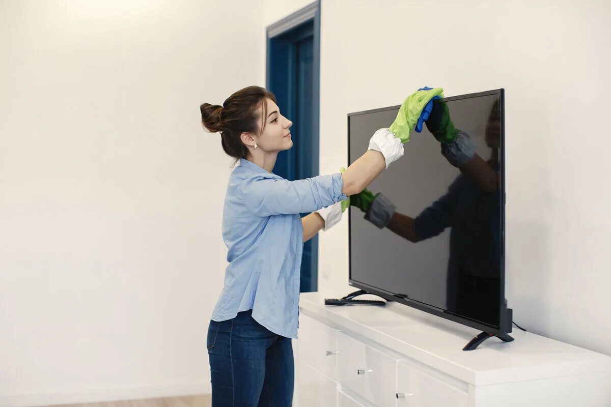 Чем можно протереть телевизор в домашних условиях. Протирает экран телевизора. Телевизор уборка. Чистка телевизора. Протирать экран.
