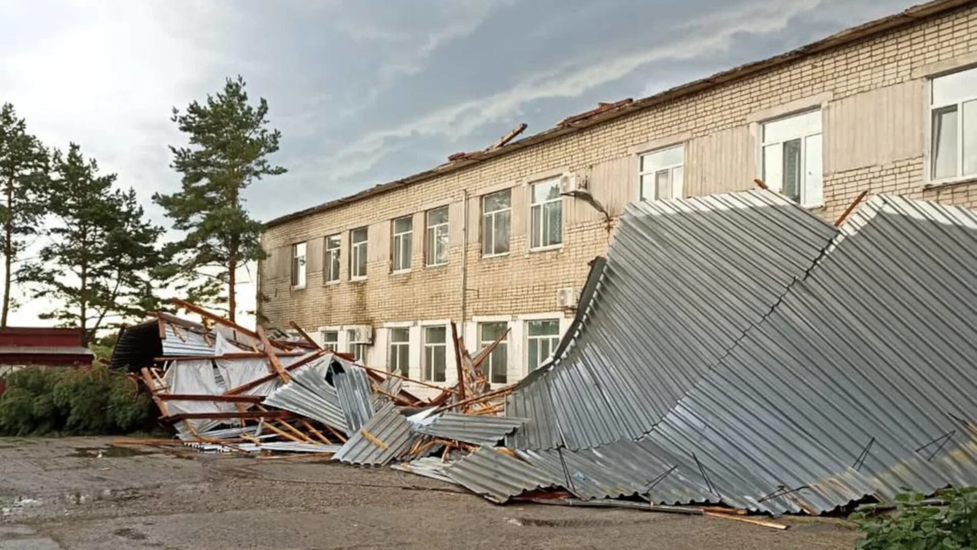 Ураган снес крышу. Сдуло кровлю. Интернат здание. Сорвало крышу ветром