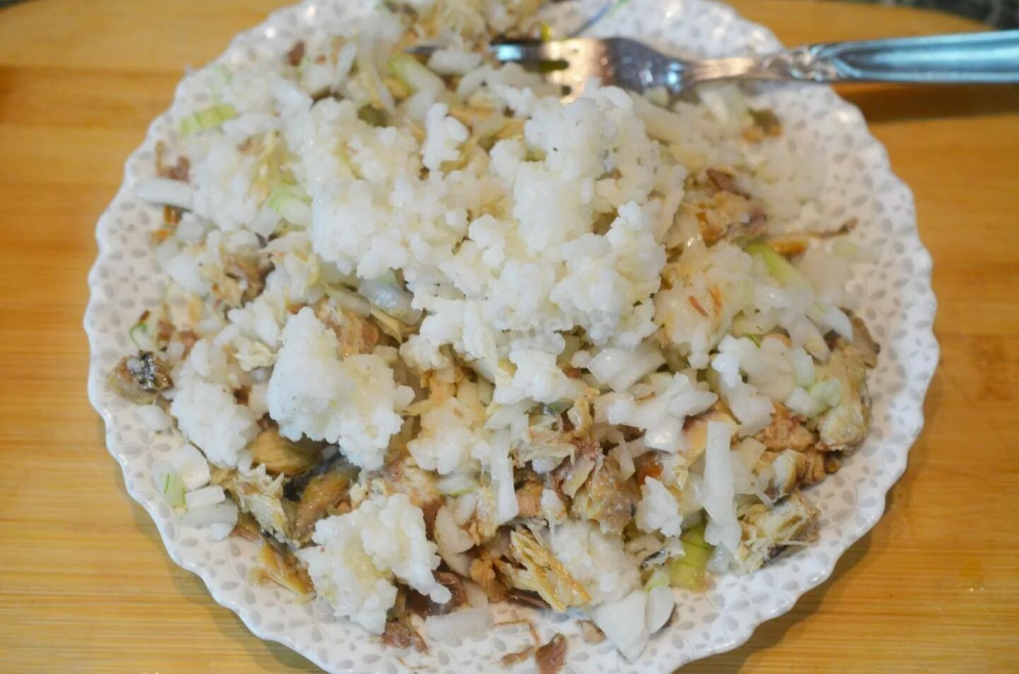 Салат с сайрой и рисом