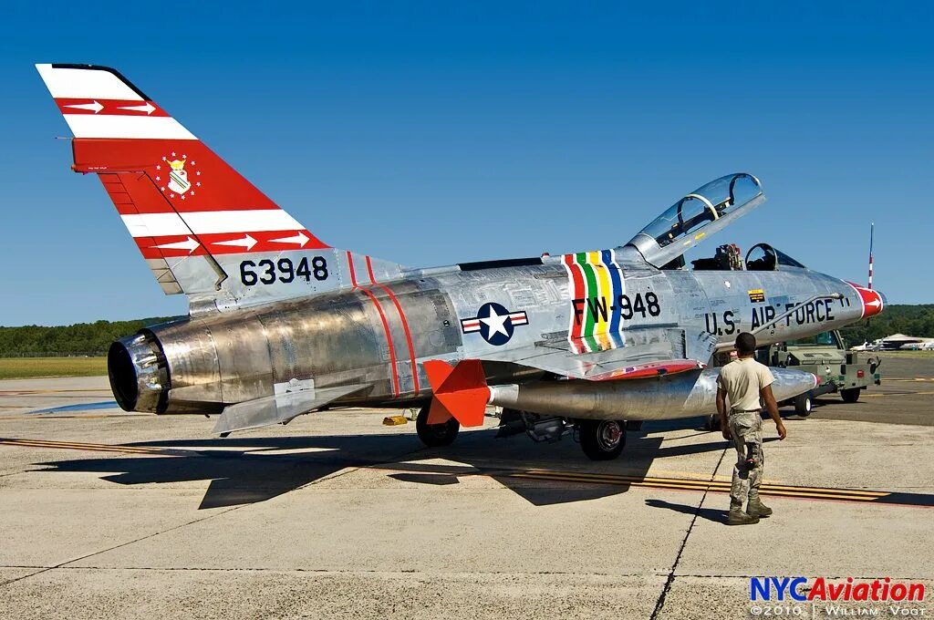 Истребитель 100. F-100f super Sabre. F-100 super Sabre. Самолет ф100 супер Сейбр. North American f-100 super Sabre.