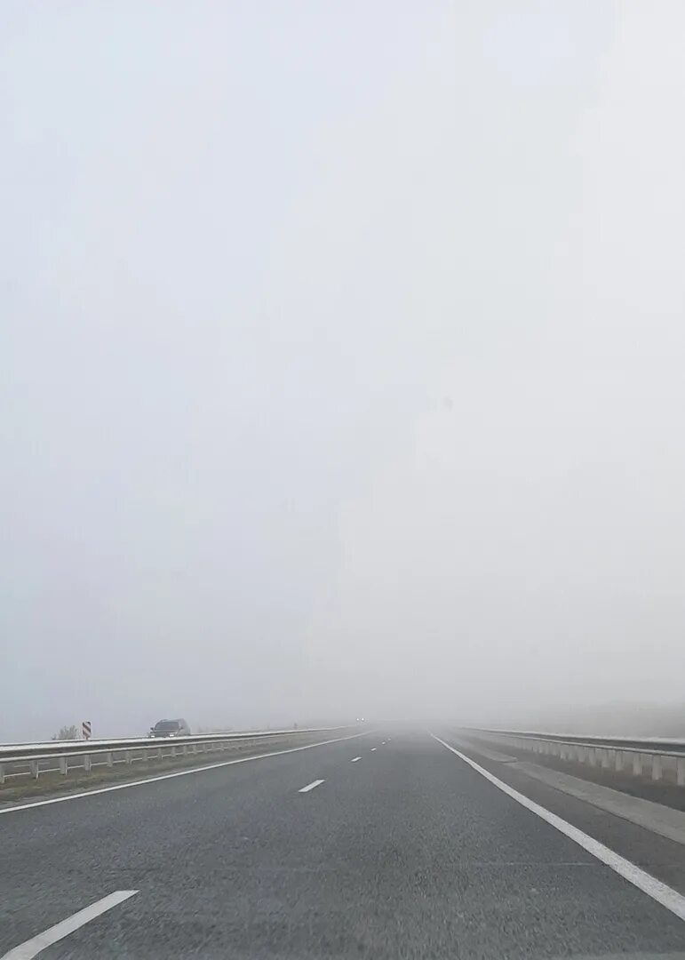 Купить билет кемерово ленинск кузнецкий. Туман на трассе. Сильный туман. Сильный туман на дороге. Сильный туман на дороге Магнитогорск.