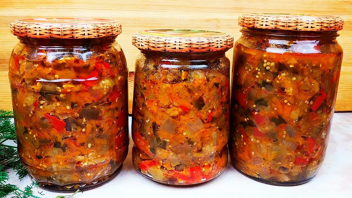 Салаты на зиму самые вкусные перец. Салаты на зиму. Салат из баклажанов на зиму. Закрутка на зиму из баклажанов. Заготовка баклажан на зиму.