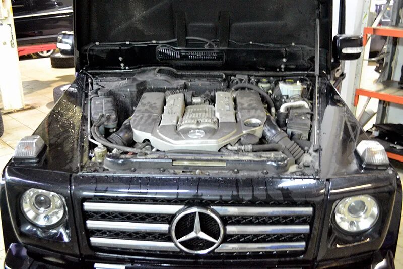 Мотор гелика. Mercedes g w463 двигатель. Мерседес g320 ДВС. Подкапотка Mercedes w463. Замок капота Гелика w463.