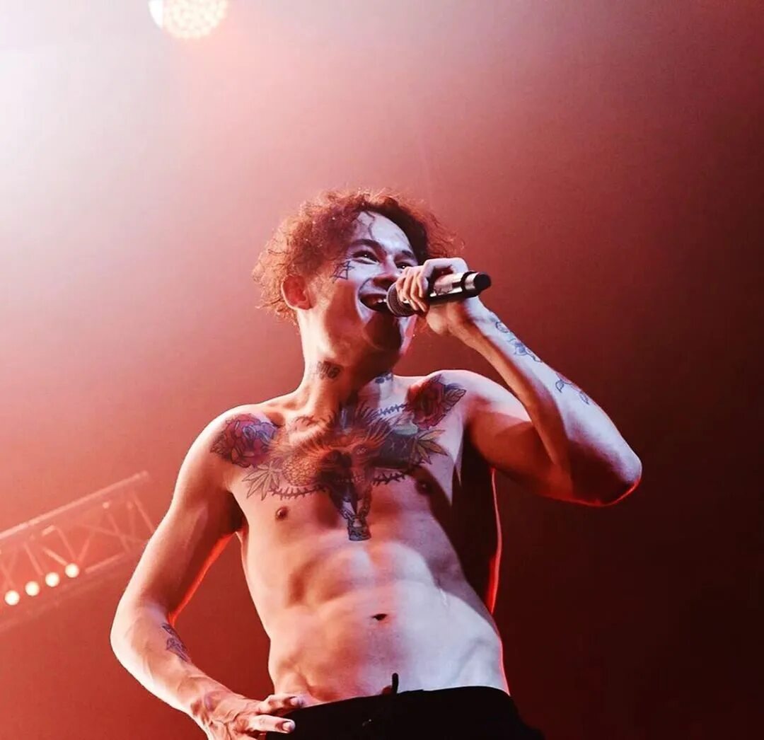 Адреналин стадиум моргенштерн концерт. Моргенштерн фото с концерта. Моргенштерн выступит. Рэпер моргенштерн. Концерт моргенштерна со сцены.