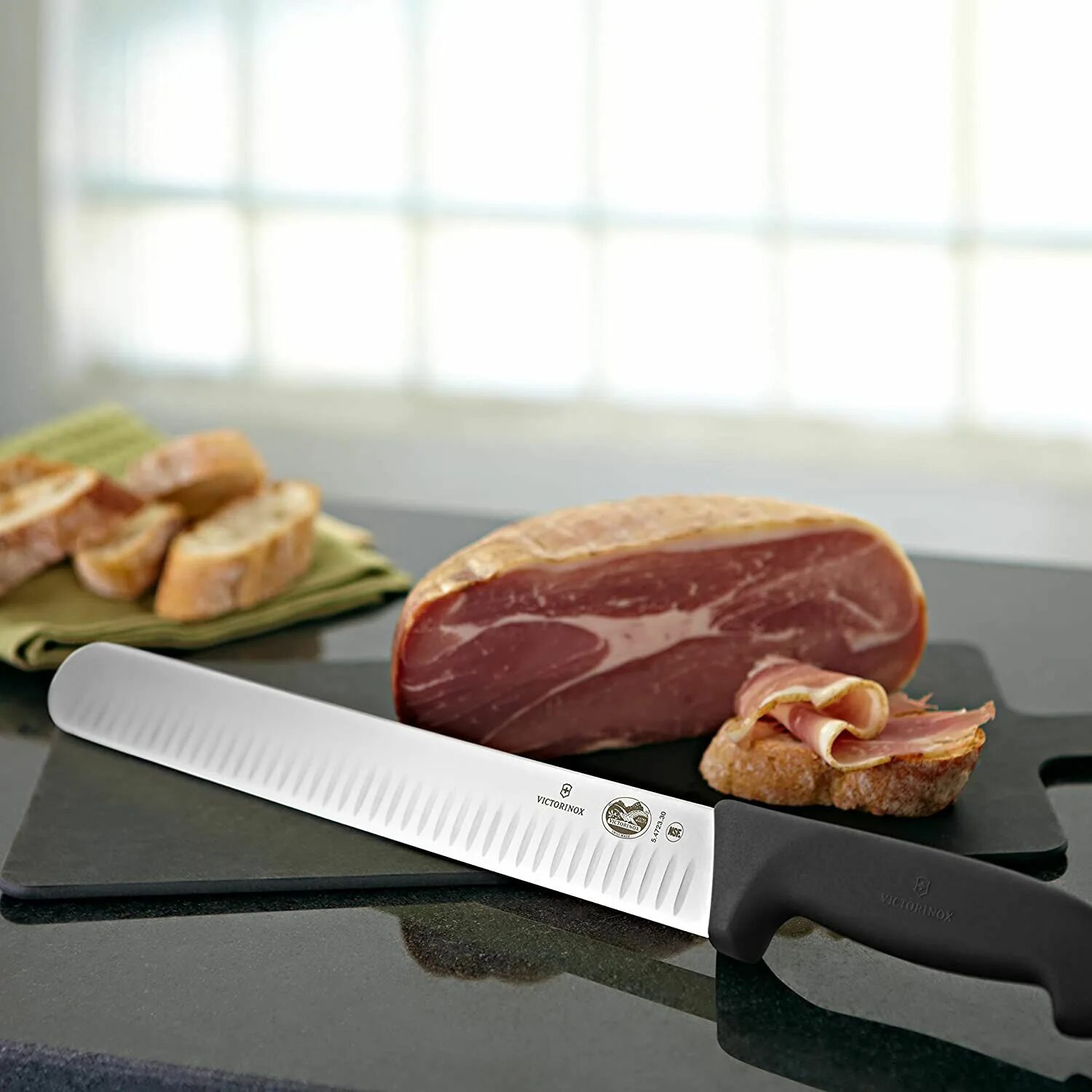 Молодые ножи 13.03 2024. Victorinox slicing Knife. Нож Викторинокс Butcher. Обвалочный нож Victorinox. 5.4723.30 Victorinox.