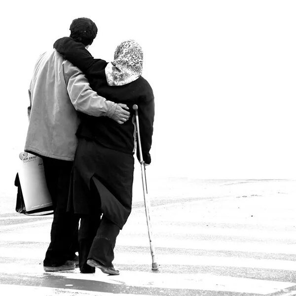 доброта к людям. мужественный поступок. парень добрый помогает. парень добрый помогает. добрый человек добрый поступок.