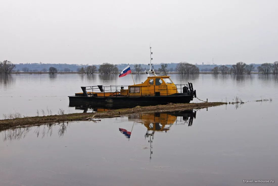 Уровень воды в оке в луховицах сегодня. Разлив Лодочная станция. Лодочная станция Ока. Лодочная станция шторм Ока. Луховицы Ока разлив.