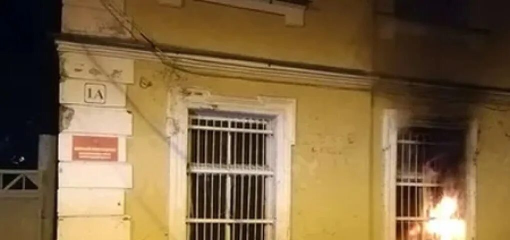 Подожгли военкомат. Поджоги военкоматов будут расценены как теракт. Брошенные здания. Военкомат ломоносовского района. Поджог военкомата в нижневартовске.