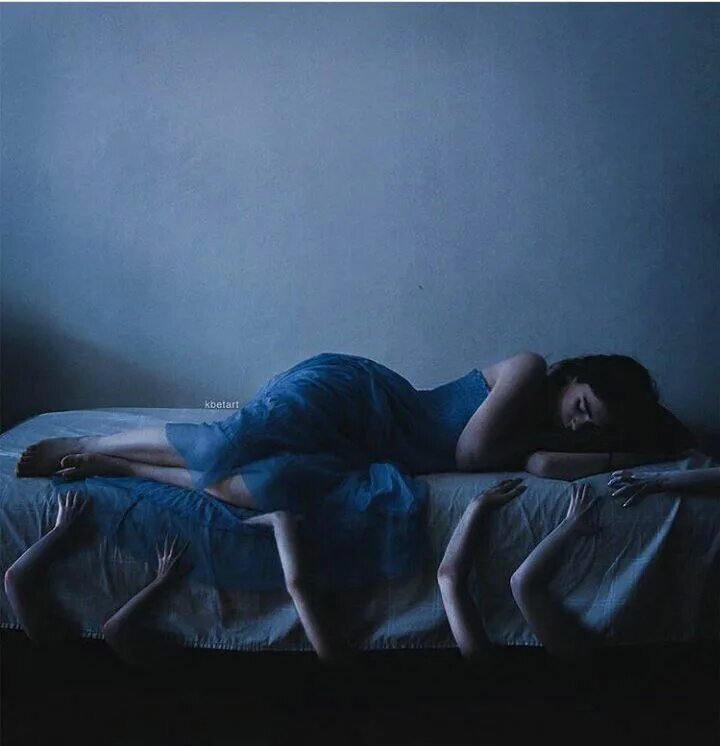 Что делают девочки ночью. Девушка спит. девушка лежит. девушка в кровати ночью. кровать.