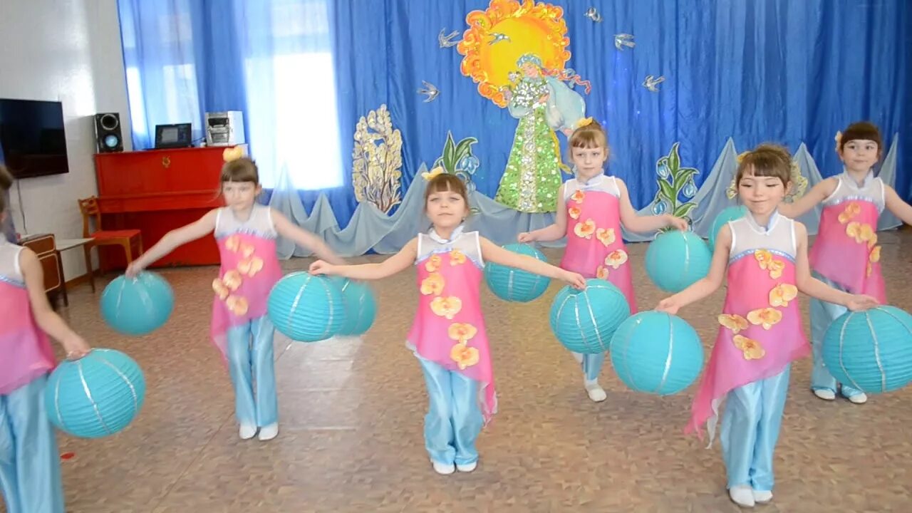 фонарик на детский утренник. гномик на утреннике в детском саду. фонарики для танца в детском саду. фонарики для танца в детском саду. танец фонариков в детском саду на новый год.