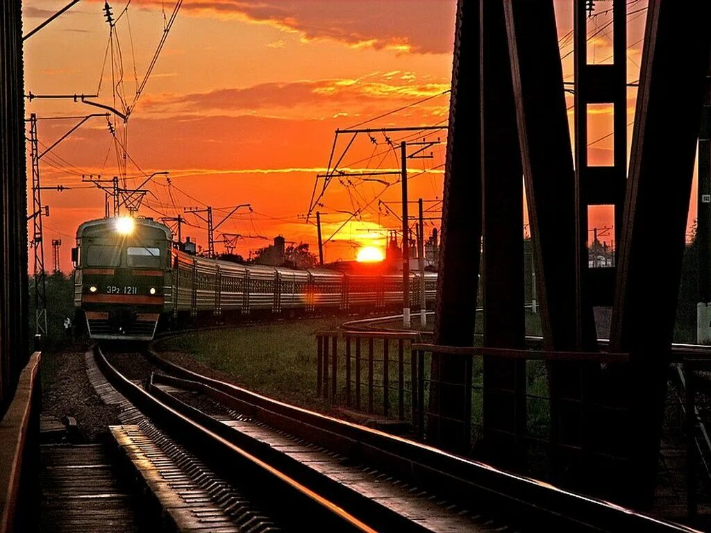Движение поезда по рельсам. Красивый поезд. Поезд на закате. Поезд картинка. Железная дорога закат.