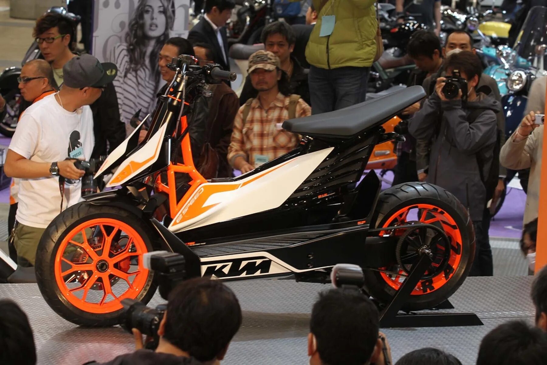 D i e speed. Электроскутер ктм. скутер ktm. ktm e-speed. самый крутой скутер.