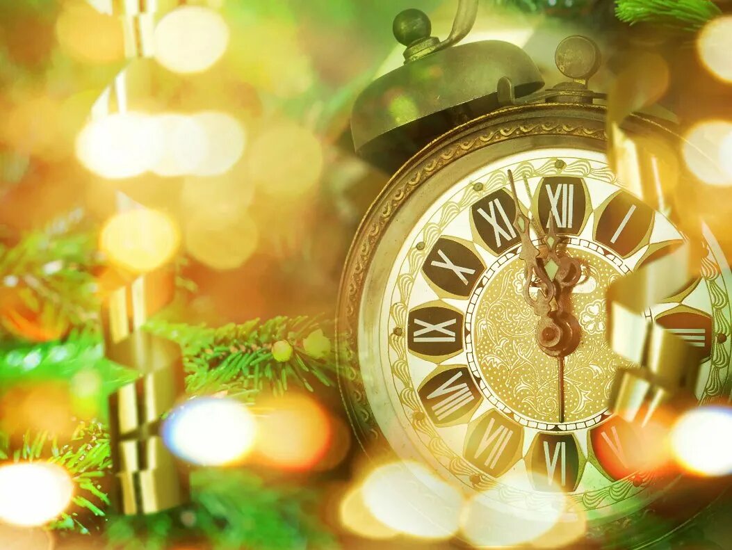 Часы новогодние. Сказочные новогодние часы. Новогодние открытки с часами. Красивые новогодние часы.