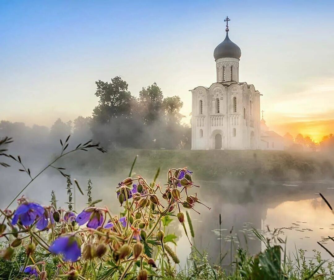 Стоит рядом с храмом