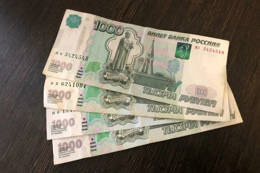 Пенсионерка с деньгами. Выплаты пенсионерам. 1 тысяча рублей пенсионерам. 1 тысяча рублей пенсионерам. Выплаты пенсионерам.
