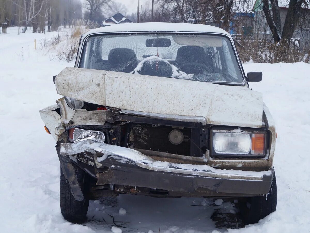 Ваз 2105 битая зимой. Ваз 2107 серая битая. Повело кузов. 2105 битые. Ваз 2105 битая в д.