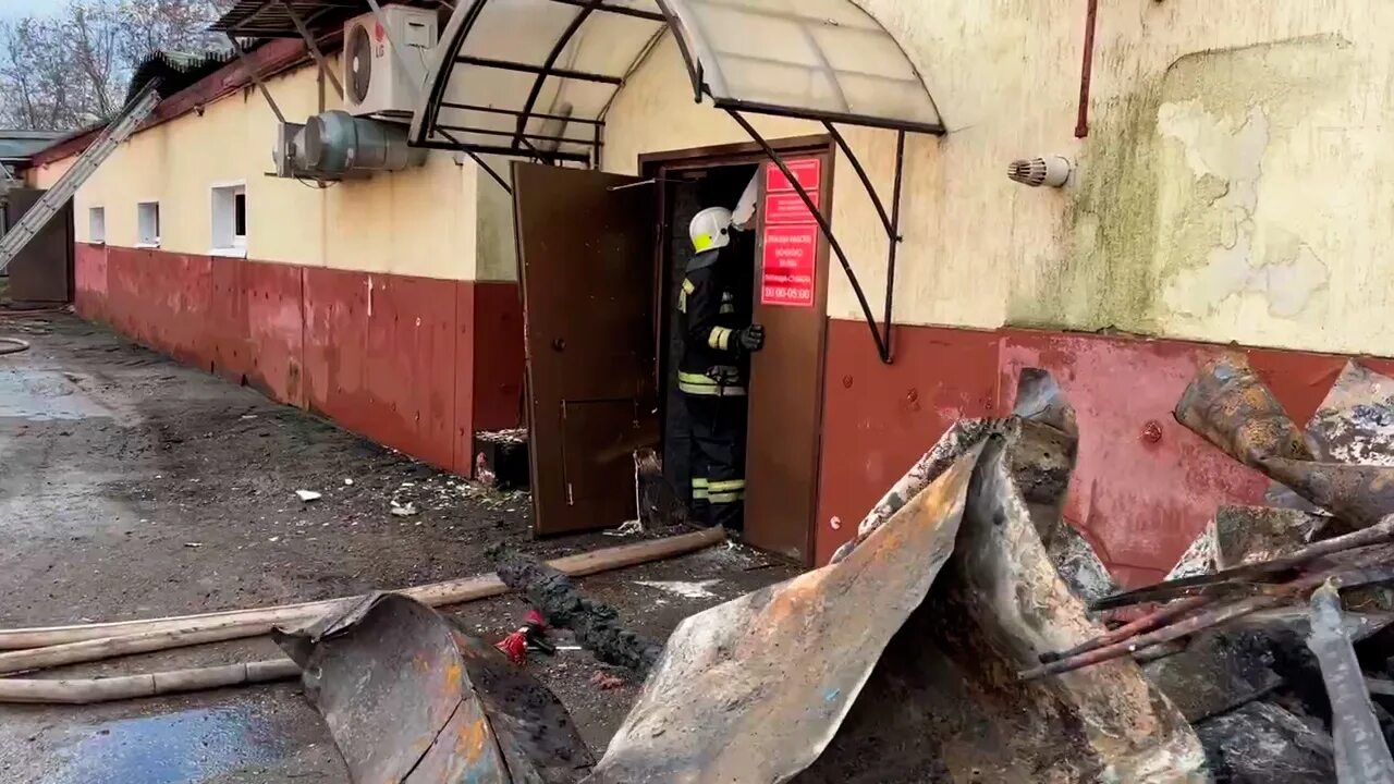Обрушение здания при пожаре. МЧС девятиэтажка пожар. Пожар в Костроме полигон внутри.