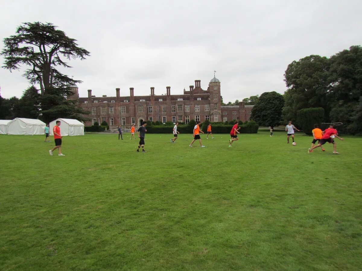 Дол холл. Кобхэм-холле. Cobham School London. Холл в лагере.