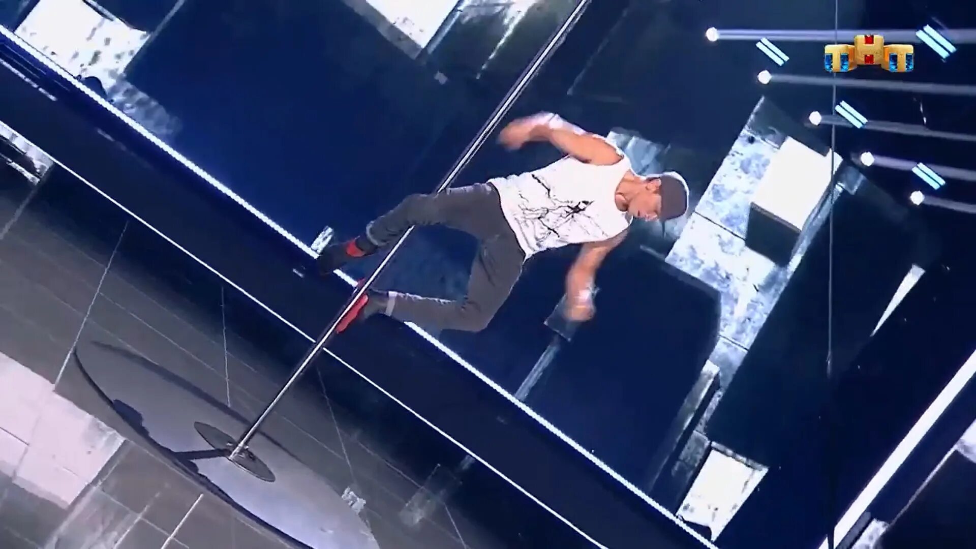 Парень пляшет сызрань. Танцующий мужик в турции. Танцующий мужик из тик. Новосибирский танцор на улице. Танцоры на улице.