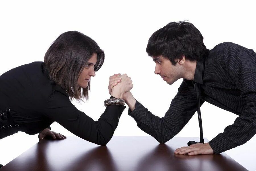 Соперничество мужчины и женщины. Мужчина и женщина спорят. Спор между людьми. Спор между мужчиной и женщиной. Отношения между девами