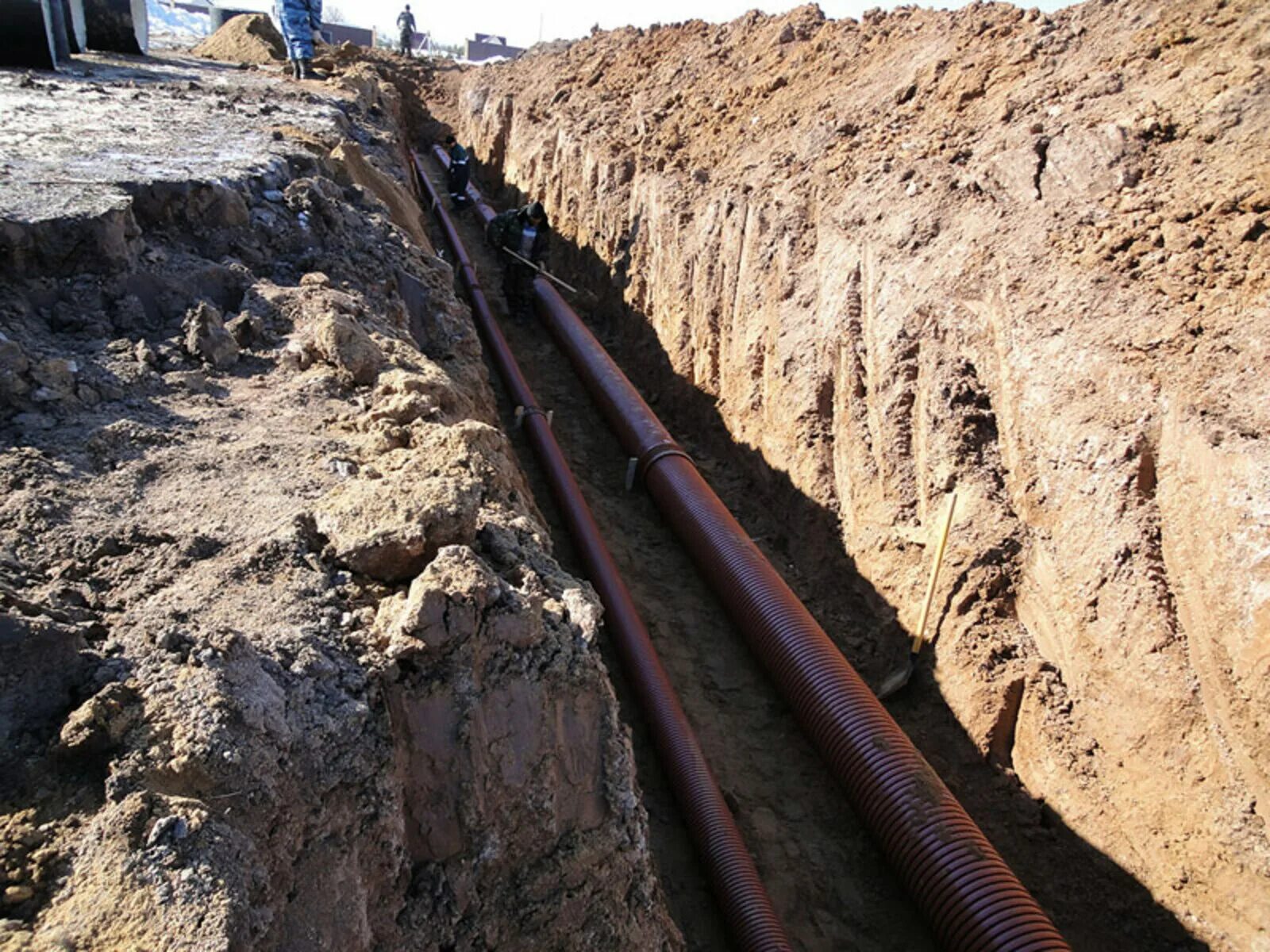 Труба в траншее. Наружный водопровод. Прокладка труб водопровода. Прокладка наружного трубопровода.