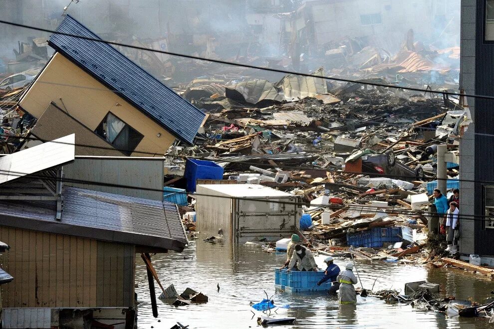 Землетрясение в 11 году. ЦУНАМИ В Японии в 2011. Япония ЦУНАМИ землетрясение в Японии 2011 2011. Землетрясение и ЦУНАМИ 2011 года в Тохоку.