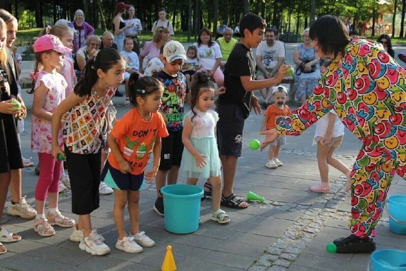 Парк бендеры кинотеатр. Фестиваль сыра киприно 2023. Центральный парк долгопрудный малая эстрада. Приехали аниматоры. Номера аниматоров.