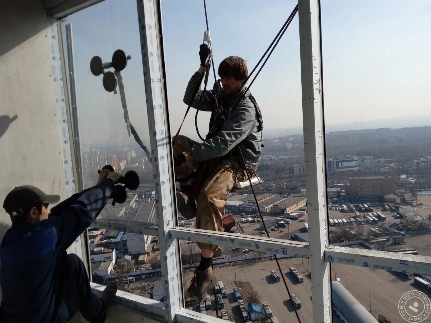 крепление стеклопакетов балкон. демонтаж витража. витражная мастерская. монтаж стеклянных фасадов. монтаж фасадного остекления.