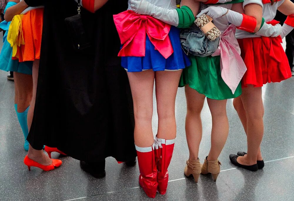 красивая девушка переодевается. видео переодевающихся людей. в примерочной нижнего белья на рынке. видео переодевающихся людей. видео переодевающихся людей.