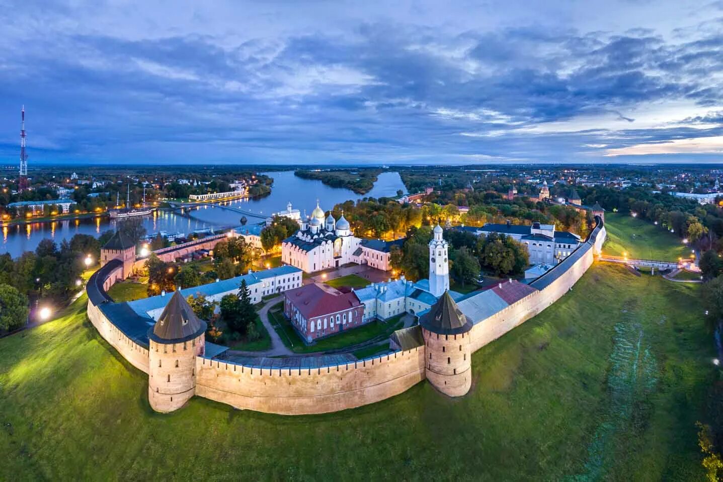 День новгорода в спб. Великий Новгород Кремль. Иверский монастырь Великий Новгород. Новгородский Кремль Детинец. Великий Новгород Великий Новгород.