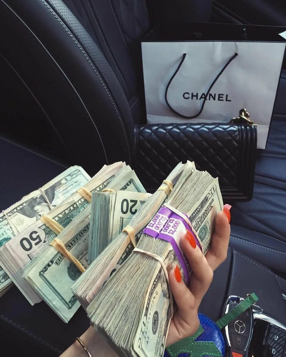 Живешь и делаешь деньги. Деньги в руках женщины. Много денег в руках. Девушка с деньгами. Много долларов в руках.
