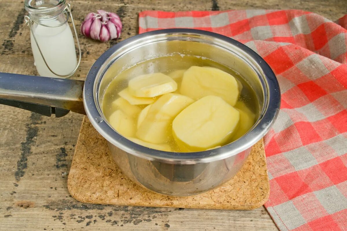 Сколько варить картошку очищенную после закипания. Картошка варится. Картошка пюре в кастрюле. Пюре из картошки через сито. Картошка масло молоко.