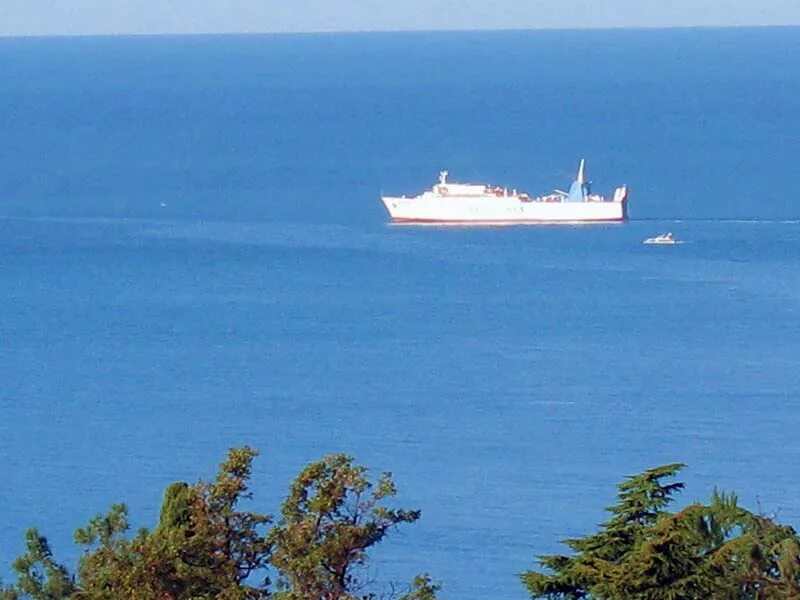 Пароходы черного моря. Черное море белый пароход. Сочи черное море белый пароход. Пароход в море. Пароход в далеке.