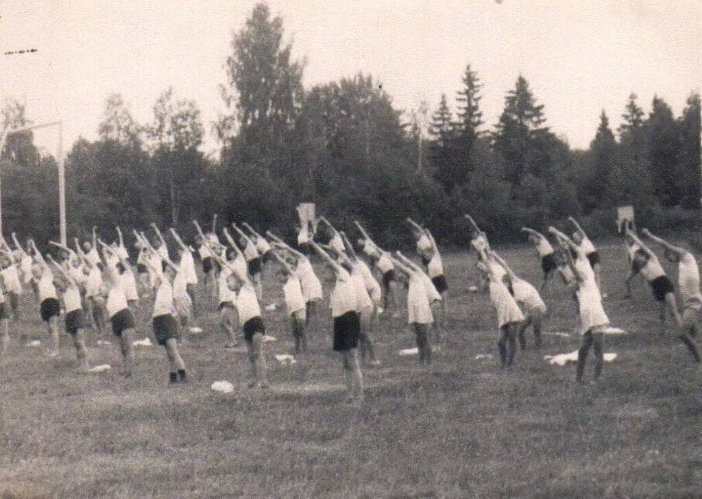 Советская зарядка музыка. Пионерский спортивный лагерь СССР. Пахомов«в Пионерском лагере» (1933),. Пионерлагерь Орленок Утренняя зарядка. Зарядка в Пионерском лагере.