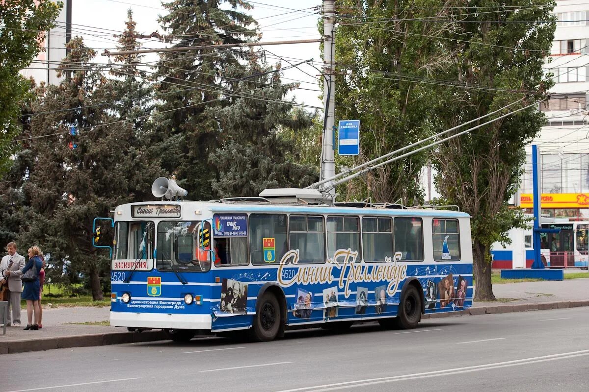 Набережные челны троллейбус. ЗИУ-682в Волгоград. Троллейбус ЗИУ 9 синий Волгоград. ЗИУ 682 синий. Синий троллейбус Волгоград.