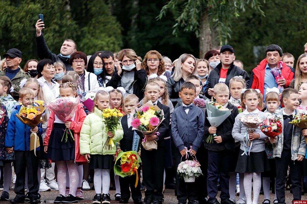 Линейка в школе. Первоклассники на линейке. Первое сентября линейка. Линейка 1 сентября. 10 сентября школы