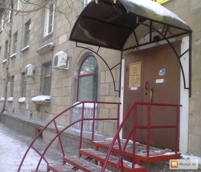 подъездный козырек. козырек подъезда дома. козырек над подъездом. подъездные козырьки из металла. навес на подъезд.