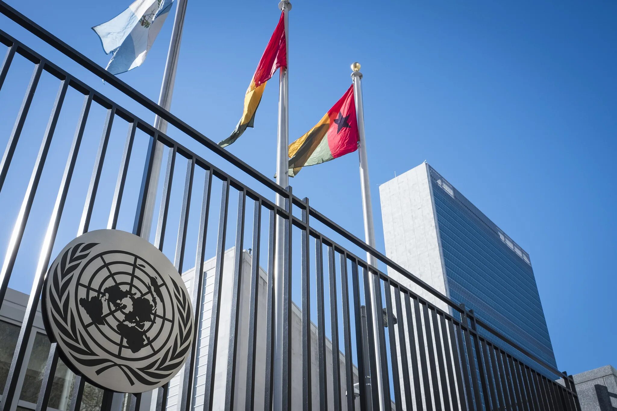 Международный секретариат. Организация Объединенных наций (ООН). Штаб-квартира ООН В Нью-Йорке. Совбез ООН флаг. Генеральная Ассамблея ООН флаг.
