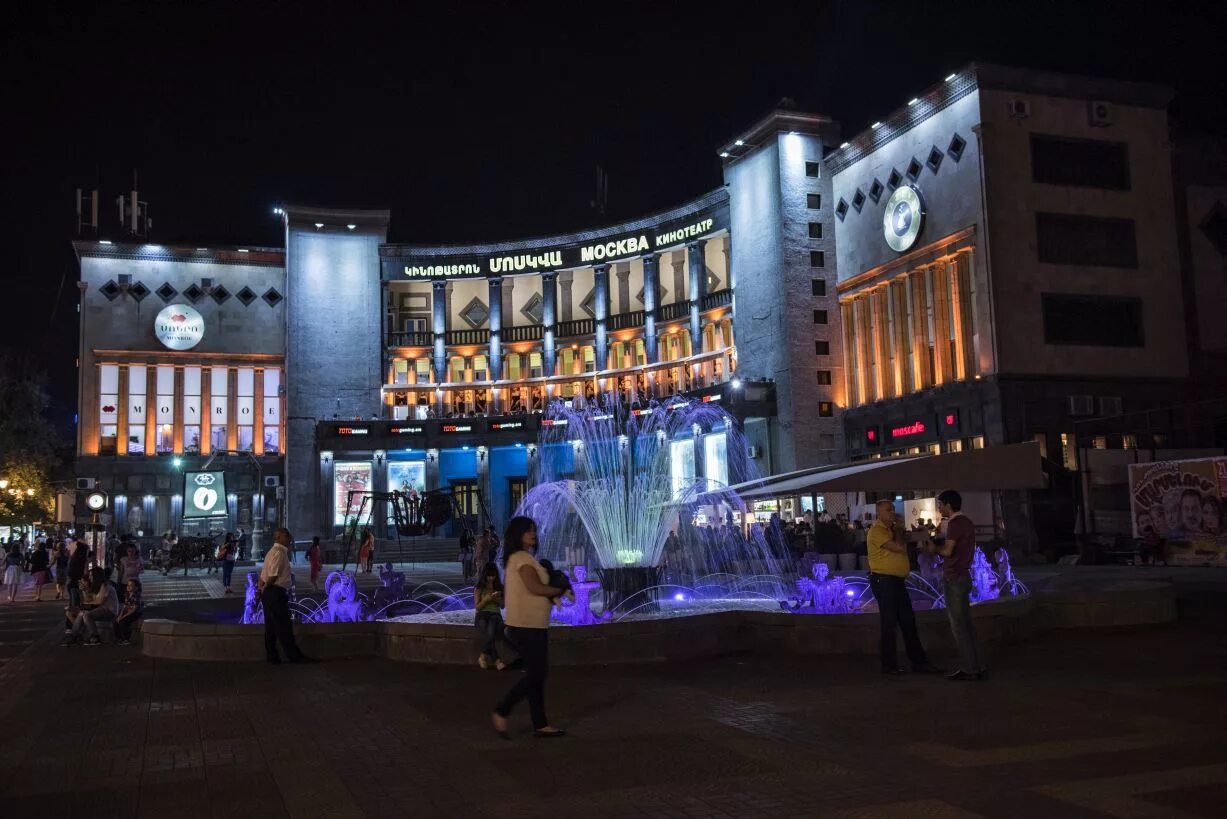 Кинотеатр в ереване расписание. Moskva kinotatron. Moscow Cinema Yerevan. Кинотеатр Москва Ереван площадь. Кинотеатр Москва Ереван зал.