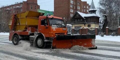 Снегоуборочная машина до обеда расчистила участок
