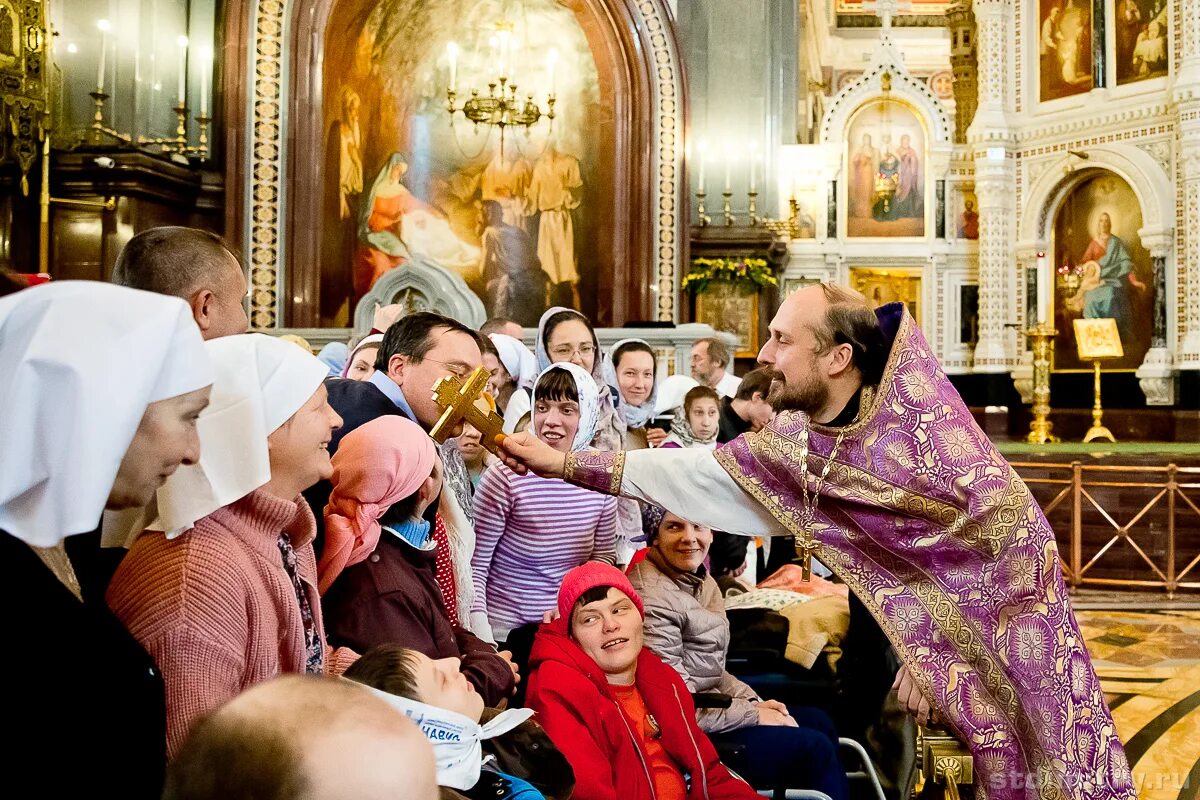 Православная служба. Служба на Сретение в храме Христа Спасителя. Реконструкция православного богослужения. Служба в православном храме Кении. Православная служба сегодня