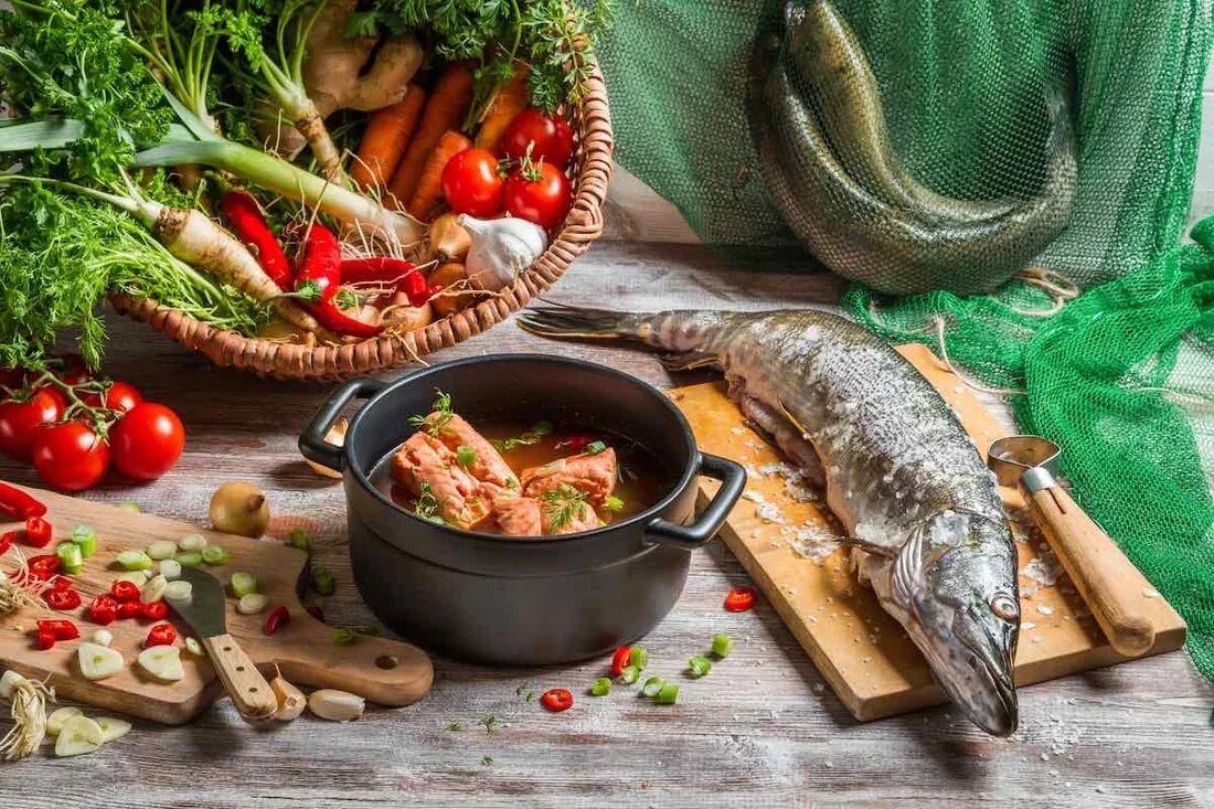 Можно ли в пост морепродукты ответ. Рыбные блюда. Рыбный стол. Блюда русской кухни. Рыба с овощами.