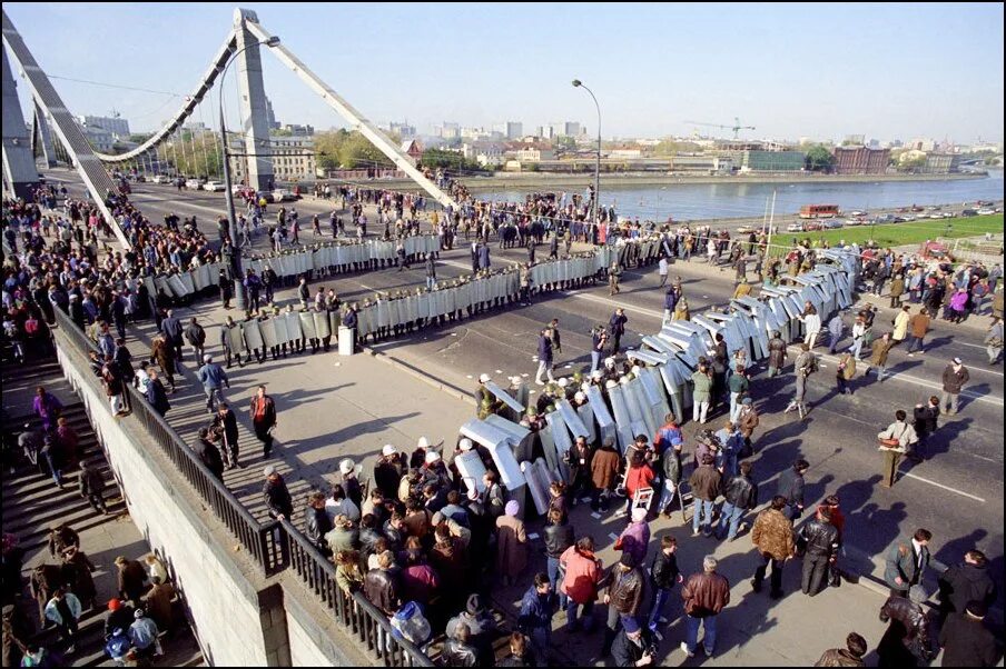 1993 век. Крымский мост Москва 1993. Москва 1993 год. Путч 1993 Ельцин.