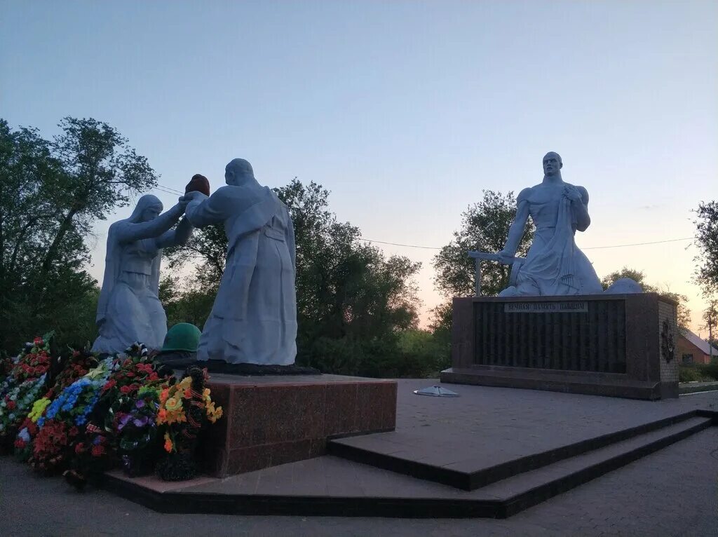 Монумент победы соль илецке. Деревья соль илецка. Парк победы соль илецк. Мемориальный парк соль илецк. Победа соль илецк.